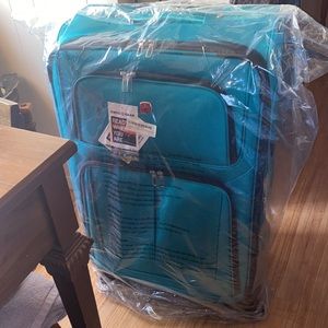 Brand new SwissGear Sion Softside Expandable Check-In Spinner Luggage. 29”